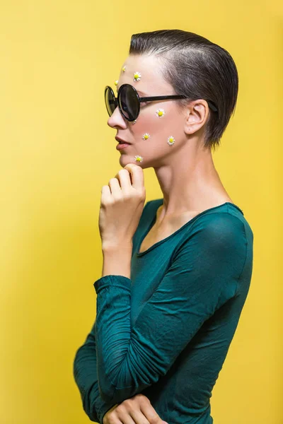 Elegante, chique vrouwelijke model in mode zonnebril — Stockfoto