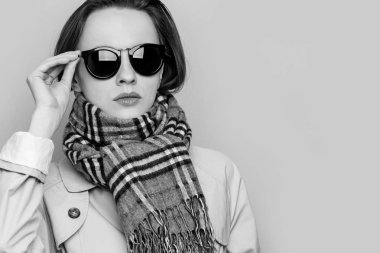 Sonbahar kadın eşarp ve güneş gözlüğü takıyor. Stüdyo vurdu