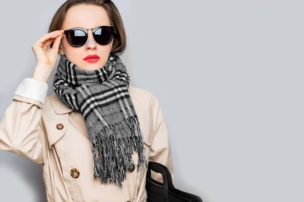 Mujer de negocios de otoño con gafas de sol, bufanda y impermeable — Foto de Stock