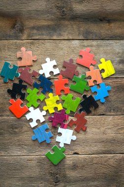 Ahşap arka plan kalbinde bulmaca