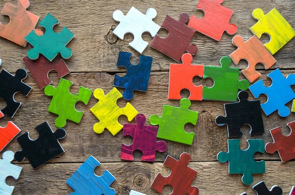 Ahşap arka plan üzerinde bulmacalar