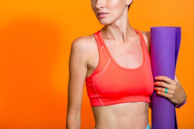 Egzersiz giyim yoga mat tutan sportif kız 