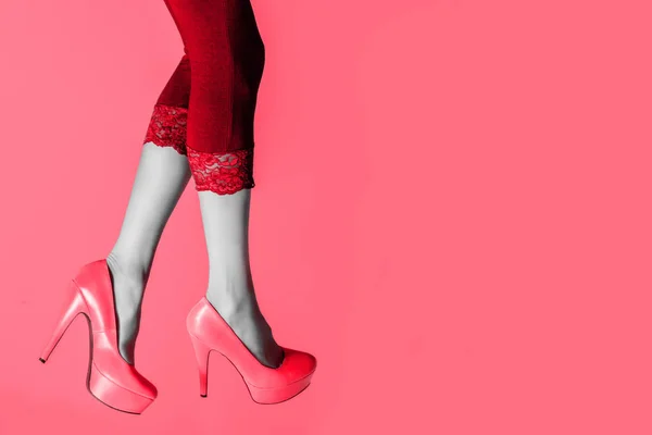 Сексуальные женские ноги на высоких каблуках — стоковое фото