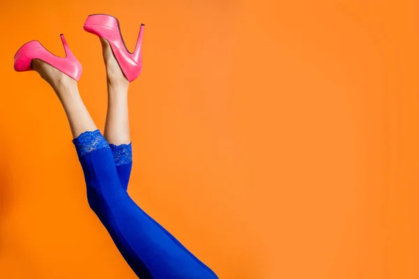 ขาผู้หญิงเซ็กซี่ใส่รองเท้าส้นสูงฤดูร้อน — ภาพถ่ายสต็อก