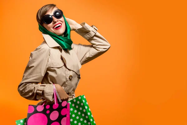 Herbst- oder Frühlingseinkäuferin mit Einkaufstüten — Stockfoto