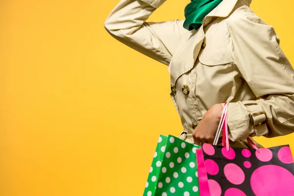 Mujer de compras de otoño o primavera con bolsas de compras — Foto de Stock