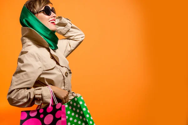 Mujer de compras de otoño o primavera con bolsas de compras — Foto de Stock