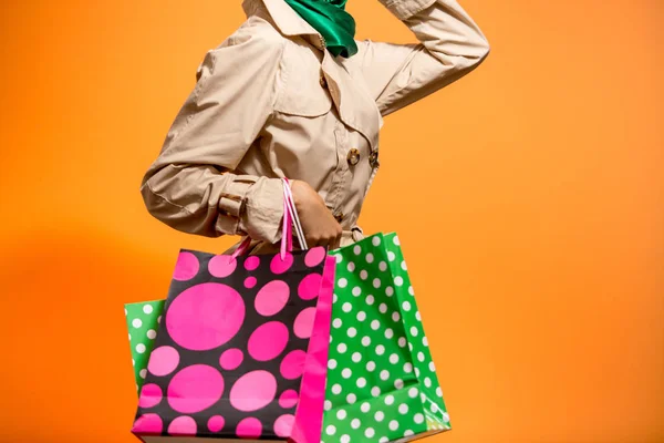 Φθινόπωρο ή άνοιξη ψώνια γυναίκα με τσάντες αγορών — Φωτογραφία Αρχείου