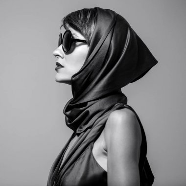 Siyah ve beyaz moda kız retro eşarp ve güneş gözlüğü
