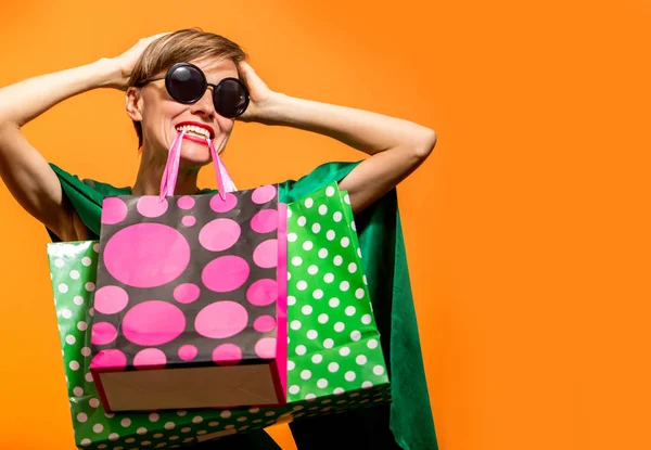 Jeune femme heureuse shopping d'été avec des sacs à provisions — Photo