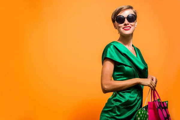 Fiatal, boldog nyár bevásárló nő a bevásárló szatyrok — Stock Fotó