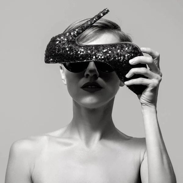 Güneş gözlüğü tutun yüksek topuklu giyen moda kadın — Stok fotoğraf