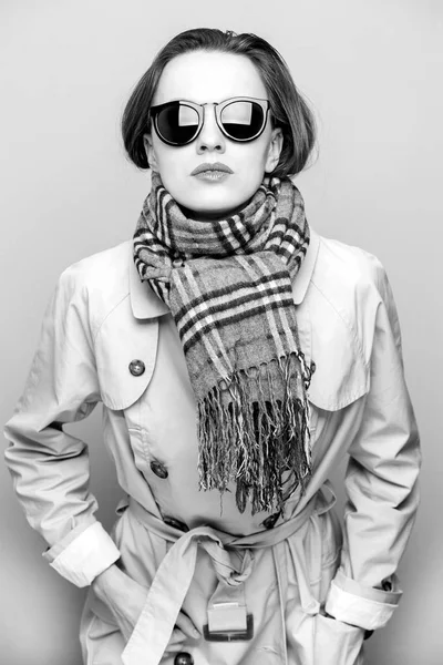 Autunno donna in cappotto e sciarpa — Foto Stock