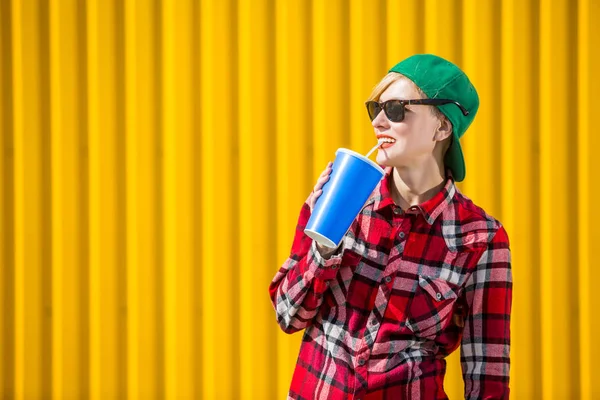 Cool hipster student kvinna bär solglasögon och dricka — Stockfoto