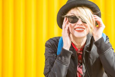 Sevimli genç kadın sokakta