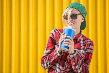 Sevimli genç kadın sokakta