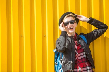 Sevimli genç kadın sokakta