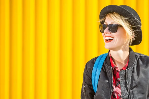 Leuke jonge vrouw op straat — Stockfoto