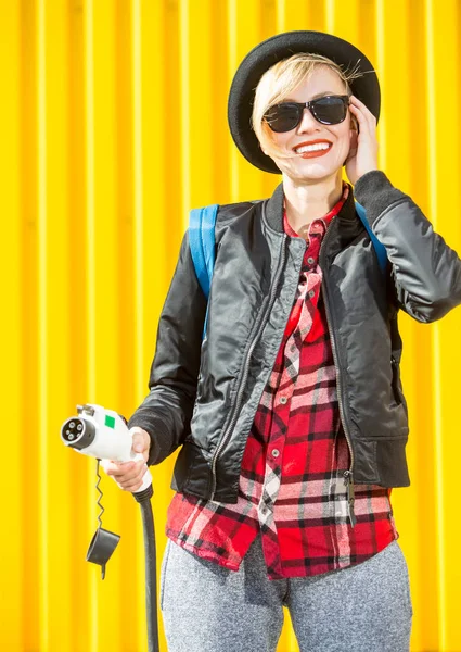 電気自動車の充電ステーションを充電ハッピートラベラー女性 — ストック写真