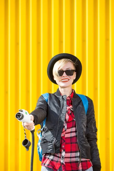 Happy traveler woman charging electric car on charging station — Stock Photo, Image