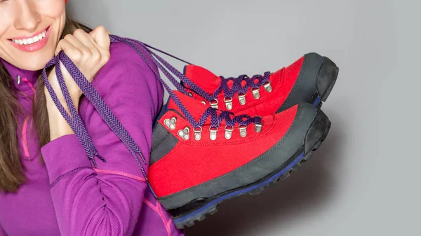Jonge vrouw met herfst of winter trekking schoenen — Stockfoto
