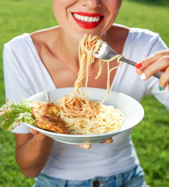 Young brunette woman eating spaghetti — Stock Photo, Image