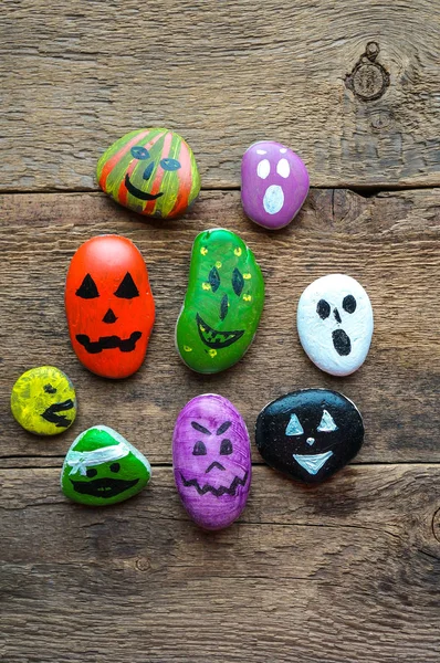 Halloween fundo com pedras pintadas engraçadas como fantasmas — Fotografia de Stock