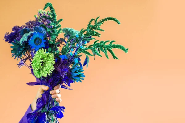 Ongewone bloemen boeket in handen van de vrouw — Stockfoto