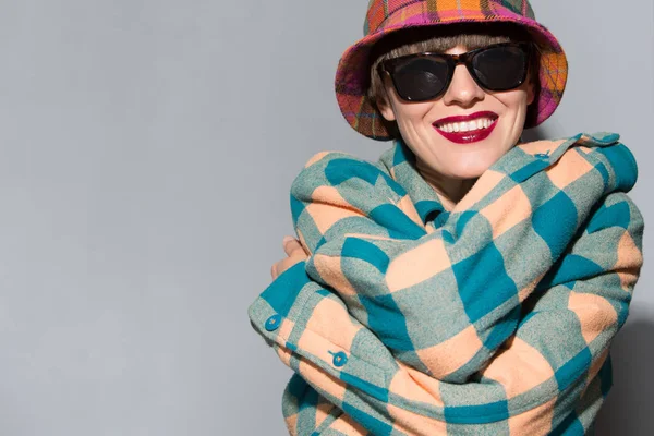 Mladá žena stylový kabát a klobouk — Stock fotografie