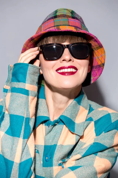 Молодая стильная женщина в пальто и шляпе — стоковое фото