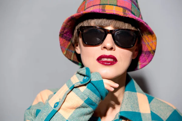 Giovane donna elegante in cappotto e cappello — Foto Stock