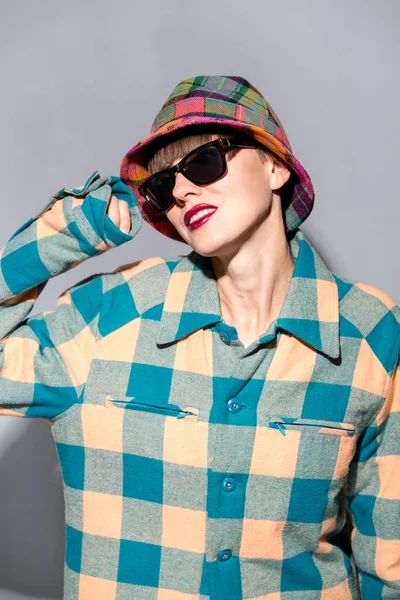 コートと帽子で若いおしゃれな女性 — ストック写真