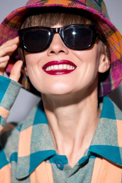 Mujer joven con estilo en abrigo y sombrero — Foto de Stock