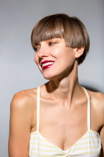 Mujer hermosa sonriente con cabello corto marrón — Foto de Stock