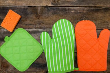 Ahşap arka plan üzerinde mutfak gereçleri