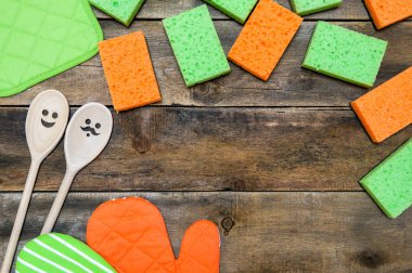 Ahşap arka plan üzerinde mutfak gereçleri