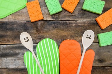 Ahşap arka plan üzerinde mutfak gereçleri