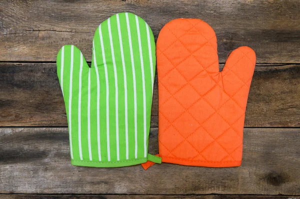 Ahşap arka plan üzerinde mutfak gereçleri