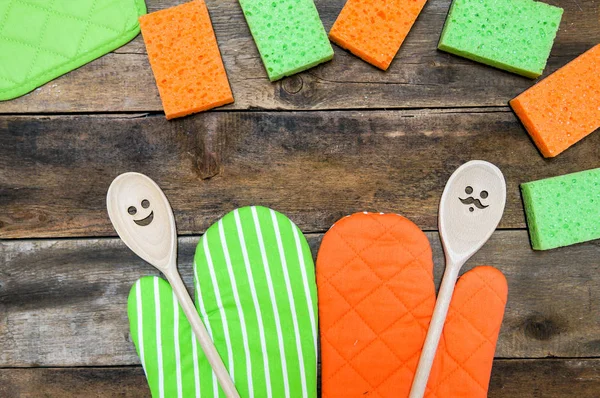 Ahşap arka plan üzerinde mutfak gereçleri