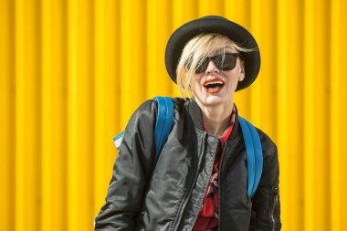 Sevimli genç kadın sokakta