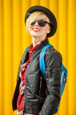 Sevimli genç kadın sokakta