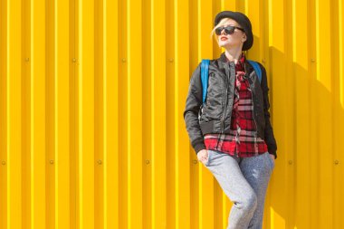 Sevimli genç kadın sokakta