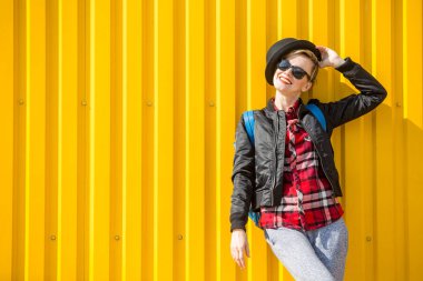 Sevimli genç kadın sokakta