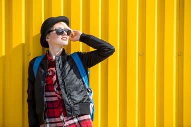 Sevimli genç kadın sokakta