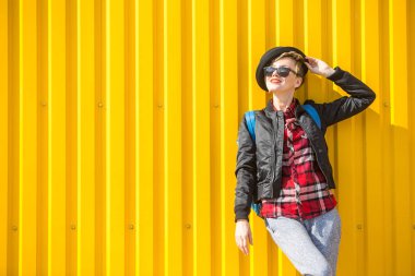 Sevimli genç kadın sokakta