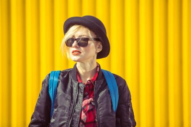 Sevimli genç kadın sokakta