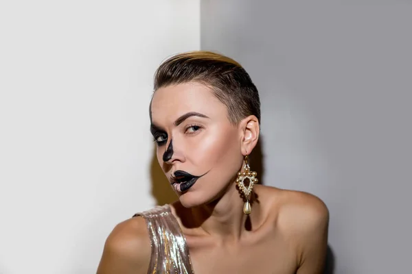 Hermosa mujer con maquillaje de halloween brillante — Foto de Stock