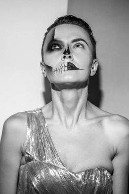 Parlak Cadılar Bayramı makyaj ile güzel kadın 