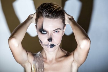 Parlak Cadılar Bayramı makyaj ile güzel kadın 