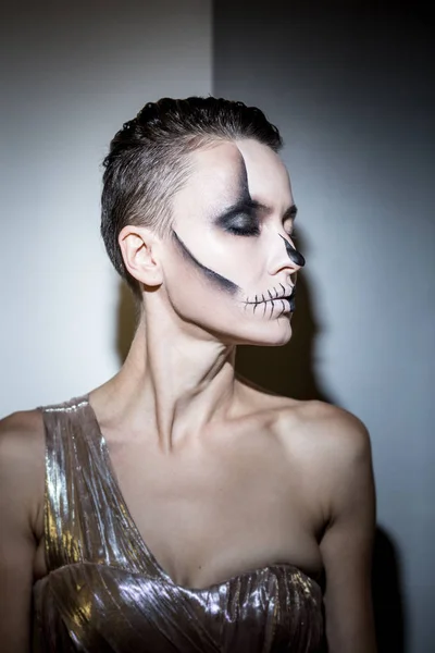 Hermosa mujer con maquillaje de halloween brillante — Foto de Stock